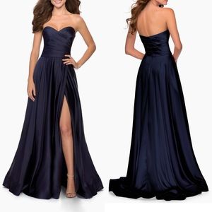 La Femme
Strapless Slit
Satin Ballgown sweetheart navy blue  size 10